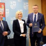 Na zdjęciu (od lewej): marszałek Andrzej Bętkowski. wicemarszałek Renata Janik i Bogdan Wenta - prezydent Kielc / Magdalena Blicharska / Radio Kielce