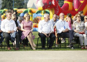 Piaski, gm. Jędrzejów. Piknik rodzinny Prawa i Sprawiedliwości. Na zdjęciu (od lewej): Krzysztof Słoń - senator PiS, Anna Krupka - wiceminister sportu i turystyki, Krzysztof Lipiec - poseł PiS, Piotr Wawrzyk - wiceminister spraw zagranicznych, Maria Zuba - poseł PiS / Jarosław  Kubalski / Radio Kielce