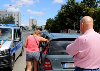 Trójka dzieci i pies zamknięte w zaparkowanym samochodzie przy ulicy Radiowej / Piotr Kwaśniewski / Radio Kielce