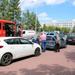 Trójka dzieci i pies zamknięte w zaparkowanym samochodzie przy ulicy Radiowej / Piotr Kwaśniewski / Radio Kielce