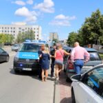 Trójka dzieci i pies zamknięte w zaparkowanym samochodzie przy ulicy Radiowej / Piotr Kwaśniewski / Radio Kielce