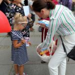 Kielce. Akcja informacyjna o programie "Rodzina 500+" / Magdalena Blicharska / Radio Kielce