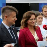 Kielce. Akcja informacyjna o programie "Rodzina 500+". Na zdjęciu (od lewej): Bartłomiej Dorywalski - wicewojewoda świętokrzyski i Agata Wojtyszek - wojewoda świętokrzyski / Magdalena Blicharska / Radio Kielce