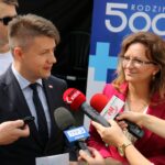 Kielce. Akcja informacyjna o programie "Rodzina 500+". Na zdjęciu (od lewej): Bartłomiej Dorywalski - wicewojewoda świętokrzyski i Agata Wojtyszek - wojewoda świętokrzyski / Magdalena Blicharska / Radio Kielce