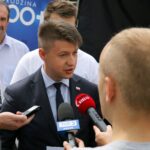 Kielce. Akcja informacyjna o programie "Rodzina 500+". Na zdjęciu: Bartłomiej Dorywalski - wicewojewoda świętokrzyski / Magdalena Blicharska / Radio Kielce