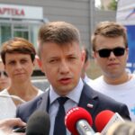 Kielce. Akcja informacyjna o programie "Rodzina 500+". Na zdjęciu: Bartłomiej Dorywalski - wicewojewoda świętokrzyski / Magdalena Blicharska / Radio Kielce