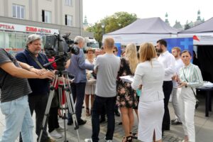 Kielce. Akcja informacyjna o programie "Rodzina 500+" / Magdalena Blicharska / Radio Kielce