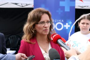 Kielce. Akcja informacyjna o programie "Rodzina 500+". Na zdjęciu: Agata Wojtyszek - wojewoda świętokrzyski / Magdalena Blicharska / Radio Kielce