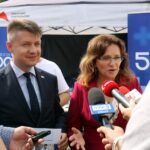 Kielce. Akcja informacyjna o programie "Rodzina 500+". Na zdjęciu (od lewej): Bartłomiej Dorywalski - wicewojewoda świętokrzyski i Agata Wojtyszek - wojewoda świętokrzyski / Magdalena Blicharska / Radio Kielce