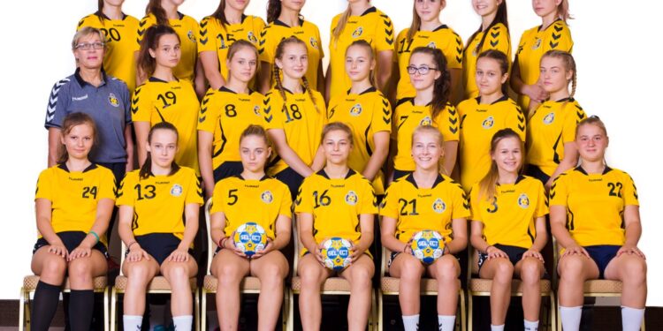 Kielce. Młodziczki Korony Handball. Michalina Pastuszka (górny rząd, czwarta od lewej) / Korona Handball Kielce