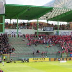 Inauguracja sezonu PKO Ekstraklasy: Raków Częstochowa - Korona Kielce. Z lewej kibice Korony Kielce, z prawej Rakowa Częstochowa / Kamil Król / Radio Kielce
