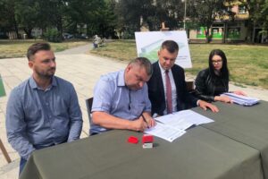 Podpisanie umowa z wykonawcą trzeciego etapu modernizacji Placu 3 Maja w Sandomierzu. Na zdjęciu (od lewej): Łukasz Bełzo - kierownik budowy, Dariusz Skawiński