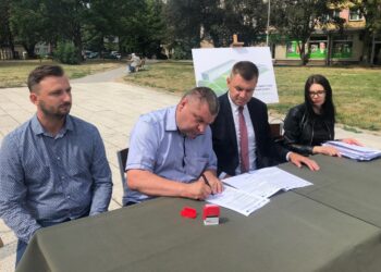 Podpisanie umowa z wykonawcą trzeciego etapu modernizacji Placu 3 Maja w Sandomierzu. Na zdjęciu (od lewej): Łukasz Bełzo - kierownik budowy, Dariusz Skawiński