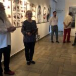 Sandomierz. Wystawa prac Zbigniewa Bajka w BWA. Na zdjęciu (od lewej): Zbigniew Bajek i Katarzyna Pisarczyk - dyrektor BWA w Sandomierzu / Grażyna Szlęzak - Wójcik / Radio Kielce