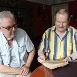 Na zdjęciu (od lewej): Tadeusz Łuszczyński – emerytowany nauczyciel historii kazimierskiego Liceum Ogólnokształcącego i Marek Postawka – właściciel dworu w Odonowie / Marta Gajda / Radio Kielce