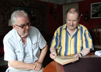 Na zdjęciu (od lewej): Tadeusz Łuszczyński – emerytowany nauczyciel historii kazimierskiego Liceum Ogólnokształcącego i Marek Postawka – właściciel dworu w Odonowie / Marta Gajda / Radio Kielce