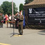 Sandomierz. Przysięga WOT. Przemawia płk Artur Barański - dowódca 10. Świętokrzyskiej Brygady Obrony Terytorialnej. Obok Piotr Wawrzyk - podsekretarz stanu w MSZ / Grażyna Szlęzak - Wójcik / Radio Kielce