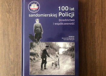 Sandomierz. Komenda Powiatowa Policji w Sandomierzu wydała album z okazji 100-lecia tej formacji / Grażyna Szlęzak-Wójcik / Radio Kielce
