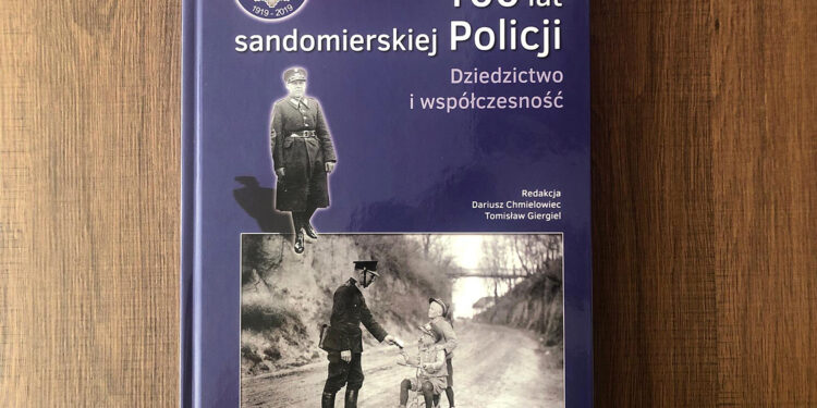 Sandomierz. Komenda Powiatowa Policji w Sandomierzu wydała album z okazji 100-lecia tej formacji / Grażyna Szlęzak-Wójcik / Radio Kielce