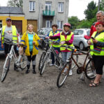 Jędrzejów. Rajd rowerowy członków jędrzejowskiego Uniwersytetu Trzeciego Wieku / Ewa Pociejowska-Gawęda / Radio Kielce
