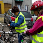 Jędrzejów. Rajd rowerowy członków jędrzejowskiego Uniwersytetu Trzeciego Wieku / Ewa Pociejowska-Gawęda / Radio Kielce