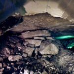 16.02.2016 Krzemionki. Muzeum Archeologiczne. Podziemna trasa turystyczna. Ciemny ślad na suficie tunelu pochodzi od łuczywa górnika. / Jarosław Kubalski / Radio Kielce