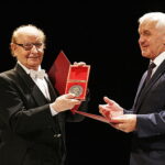 29.06.2019 Busko - Zdrój. XXV Międzynarodowy Festiwal Muzyczny im. Krystyny Jamroz. Benefis Wiesława Ochmana. Wiesław Ochman z rąk burmistrza Waldemara Sikory otrzymuje honorowe obywatelstwo miasta / Jarosław Kubalski / Radio Kielce