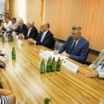 01.07.2019 Kielce. Urząd marszałkowski. Konferencja dotycząca  V edycji Międzynarodowych Zawodów Robotów Marsjańskich ERC. Od lewej: prezes Europejskiej Fundacji Kosmicznej Łukasz Wilczyński, przewodniczący sejmiku Andrzej Pruś, marszałek Andrzej Bętkowski, poseł Krzysztof Lipiec, wiceminister spraw zagranicznych Piotr Wawrzyk, prezydent Kielc Bogdan Wenta i rektor PŚk Wiesław Trąmpczyński / Jarosław Kubalski / Radio Kielce