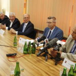 01.07.2019 Kielce. Urząd marszałkowski. Konferencja dotycząca  V edycji Międzynarodowych Zawodów Robotów Marsjańskich ERC. Od lewej: prezes Europejskiej Fundacji Kosmicznej Łukasz Wilczyński, przewodniczący sejmiku Andrzej Pruś, marszałek Andrzej Bętkowski, poseł Krzysztof Lipiec, wiceminister spraw zagranicznych Piotr Wawrzyk, prezydent Kielc Bogdan Wenta i rektor PŚk Wiesław Trąmpczyński / Jarosław Kubalski / Radio Kielce