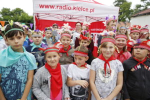 Otwarcie placu zabaw dla dzieci przy Ognisku Wychowawczym Caritas w Jędrzejowie / Jarosław Kubalski / Radio Kielce