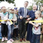 Otwarcie placu zabaw dla dzieci przy Ognisku Wychowawczym Caritas w Jędrzejowie / Jarosław Kubalski / Radio Kielce