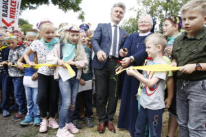 Otwarcie placu zabaw dla dzieci przy Ognisku Wychowawczym Caritas w Jędrzejowie / Jarosław Kubalski / Radio Kielce