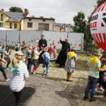 Otwarcie placu zabaw dla dzieci przy Ognisku Wychowawczym Caritas w Jędrzejowie / Jarosław Kubalski / Radio Kielce