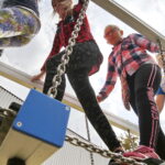 Otwarcie placu zabaw dla dzieci przy Ognisku Wychowawczym Caritas w Jędrzejowie / Jarosław Kubalski / Radio Kielce