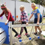 Otwarcie placu zabaw dla dzieci przy Ognisku Wychowawczym Caritas w Jędrzejowie / Jarosław Kubalski / Radio Kielce