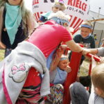 Otwarcie placu zabaw dla dzieci przy Ognisku Wychowawczym Caritas w Jędrzejowie / Jarosław Kubalski / Radio Kielce