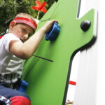 Otwarcie placu zabaw dla dzieci przy Ognisku Wychowawczym Caritas w Jędrzejowie / Jarosław Kubalski / Radio Kielce