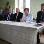 16.07.2019 Kielce. Prezydent Kielc spotkał się z mieszkańcami ulicy Posłowickiej i okolicznych. Od lewej prezydent Bogdan Wenta, po dyrektora wydziału gospodarki nieruchomościami Filip Pietrzyk, zastępca prezydenta Danuta Papaj i p.o dyrektora wydziału urbanistyki i architektury Artur Hajdorowicz / Jarosław Kubalski / Radio Kielce