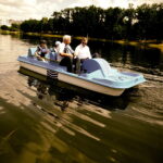 25.07.2019 Kielce. Wodociągi Kieleckie przekazały rower wodny uczniowskiemu klubowi sportowemu "Zalew Kielce" / Jarosław Kubalski / Radio Kielce