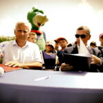 25.07.2019 Kielce. Wodociągi Kieleckie przekazały rower wodny uczniowskiemu klubowi sportowemu "Zalew Kielce". Prezes klubu Andrzej Kosmala i prezes Wodociągów Henryk Milcarz / Jarosław Kubalski / Radio Kielce