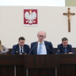 Kielce. Sesja Rady Miasta Kielce. Na zdjęciu: Joanna Winiarska - wiceprzewodnicząca Rady Miasta Kielce, Kamil Suchański - przewodniczący Rady Miasta Kielce, Marek Scelina - dyrektor MOPR w Kielcach, Jarosław Karyś - przewodniczący Rady Miasta / Wiktor Taszłow / Radio Kielce