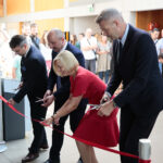 Kielce. Centrum Geoedukacji. Otwarcie wystawy CHRONOS. Na zdjęciu: Marcin Różycki - zastępca prezydenta Kielc, Mariusz Ściana - członek Zarządu Powiatu w Kielcach, Renata Janik - wicemarszałek województwa świętokrzyskiego, Bogdan Wenta - prezydent Kielc / Wiktor Taszłow / Radio Kielce