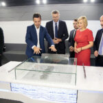 Kielce. Centrum Geoedukacji. Otwarcie wystawy CHRONOS. Na zdjęciu (od prawej): Mariusz Ściana - członek Zarządu Powiatu w Kielcach, Renata Janik - wicemarszałek województwa świętokrzyskiego, Marcin Różycki - zastępca prezydenta Kielc, Bogdan Wenta - prezydent Kielc, Michał Poros - kierownik Centrum Geoedukacji / Wiktor Taszłow / Radio Kielce