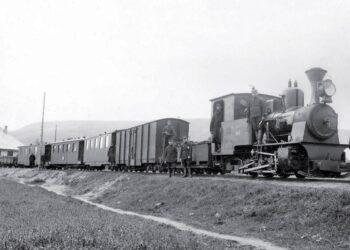 Pociąg osobowy przed odejściem z Pińczowa do Kocmyrzowa / fragment publikacji „Żaglowce na szynach”