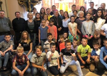 Biskup sandomierski Krzysztof Nitkiewicz spotkał się z 50-osobową grupą kolonistów z Zaporoża na Ukrainie / Grażyna-Szlęzak-Wójcik / Radio Kielce