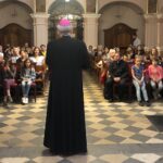 Biskup sandomierski Krzysztof Nitkiewicz spotkał się z 50-osobową grupą kolonistów z Zaporoża na Ukrainie / Grażyna-Szlęzak-Wójcik / Radio Kielce