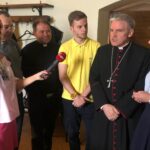 Biskup sandomierski Krzysztof Nitkiewicz spotkał się z 50-osobową grupą kolonistów z Zaporoża na Ukrainie / Grażyna-Szlęzak-Wójcik / Radio Kielce