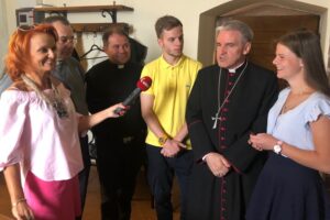 Biskup sandomierski Krzysztof Nitkiewicz spotkał się z 50-osobową grupą kolonistów z Zaporoża na Ukrainie / Grażyna-Szlęzak-Wójcik / Radio Kielce