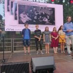 Maraton z Żeromskim. Młodzi uczestnicy warsztatów „Uwaga nagranie” oraz Sylwia Zacharz – kierownik Muzeum Lat Szkolnych Stefana Żeromskiego oraz Wojciech Ramus – prezes Fundacji Teatr Wyobraźni / Dorota Klusek / Radio Kielce