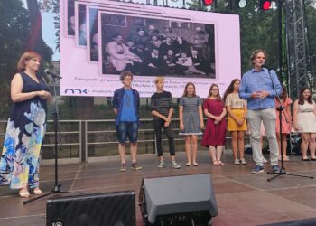 Maraton z Żeromskim. Młodzi uczestnicy warsztatów „Uwaga nagranie” oraz Sylwia Zacharz – kierownik Muzeum Lat Szkolnych Stefana Żeromskiego oraz Wojciech Ramus – prezes Fundacji Teatr Wyobraźni / Dorota Klusek / Radio Kielce